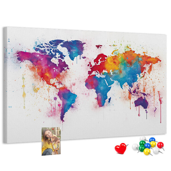Kurken prikbord met kleurrijke aquarel wereldkaart