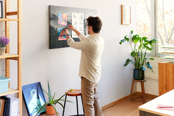 Kurken prikbord met een mistig bergpanorama en een dennenbos
