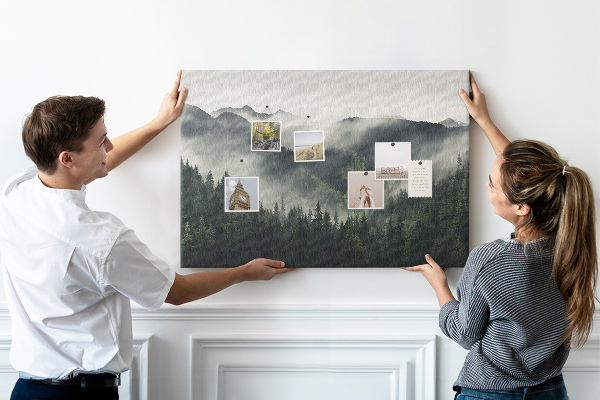 Kurken prikbord met een mistig bergpanorama en een dennenbos