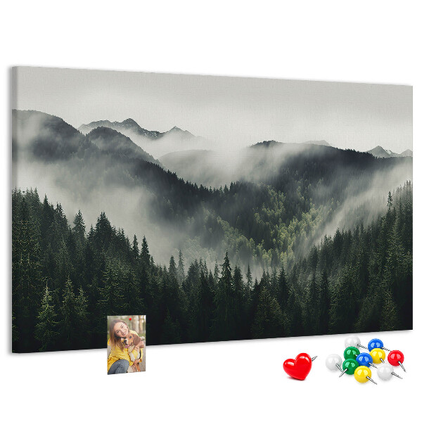 Kurken prikbord met een mistig bergpanorama en een dennenbos