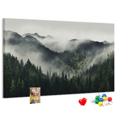 Kurken prikbord met een mistig bergpanorama en een dennenbos