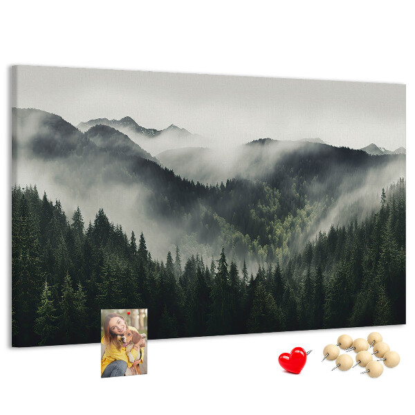 Kurken prikbord met een mistig bergpanorama en een dennenbos