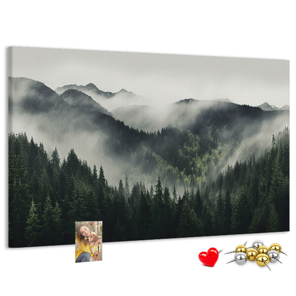 Kurken prikbord met een mistig bergpanorama en een dennenbos