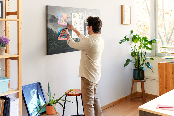 Kurken prikbord met een mistig bergpanorama en een dennenbos