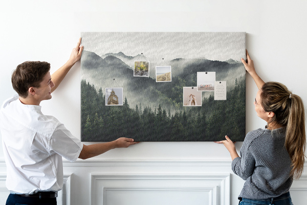 Kurken prikbord met een mistig bergpanorama en een dennenbos