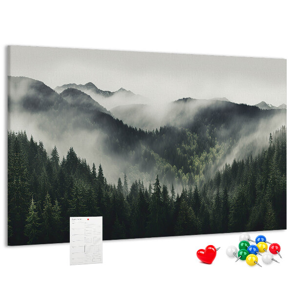 Kurken prikbord met een mistig bergpanorama en een dennenbos