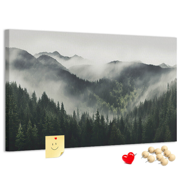 Kurken prikbord met een mistig bergpanorama en een dennenbos