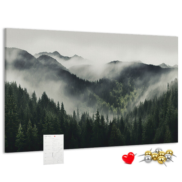 Kurken prikbord met een mistig bergpanorama en een dennenbos