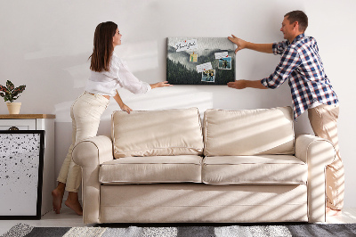 Kurken prikbord met een mistig bergpanorama en een dennenbos
