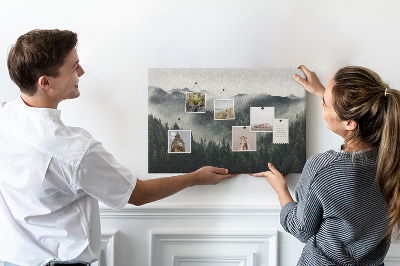 Kurken prikbord met een mistig bergpanorama en een dennenbos