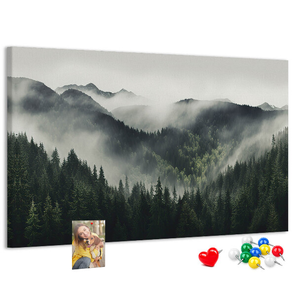 Kurken prikbord met een mistig bergpanorama en een dennenbos