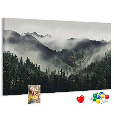 Kurken prikbord met een mistig bergpanorama en een dennenbos