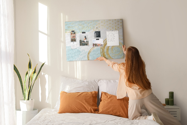 Prikbord met gouden spiralen op een blauwe achtergrond
