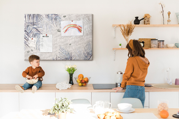 Kurk prikbord met fijne blaadjes op een grijze achtergrond
