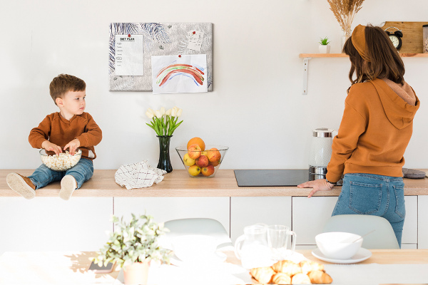 Kurk prikbord met fijne blaadjes op een grijze achtergrond