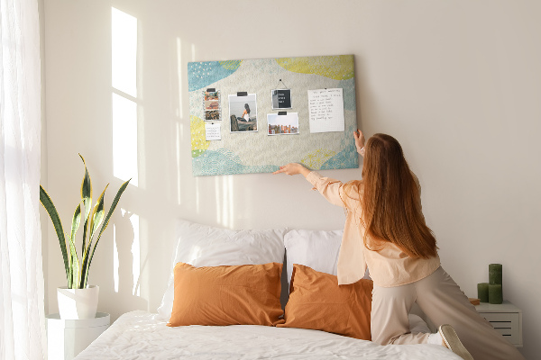 Kurkbord met kleurrijke vormen in delicate tinten