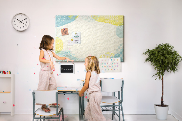 Kurkbord met kleurrijke vormen in delicate tinten
