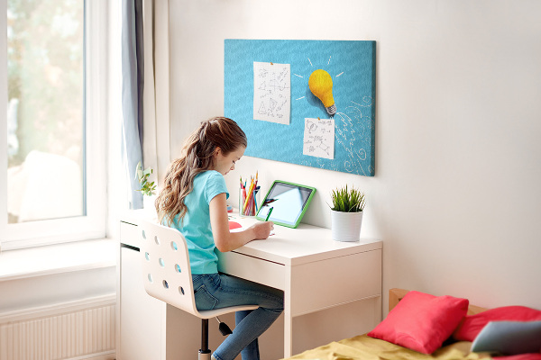 Prikbord met gloeiende lamp met explosie-effect