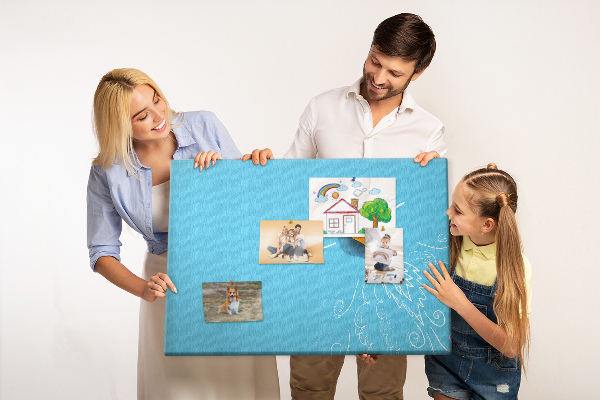 Prikbord met gloeiende lamp met explosie-effect