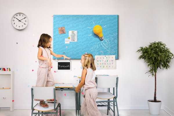 Prikbord met gloeiende lamp met explosie-effect