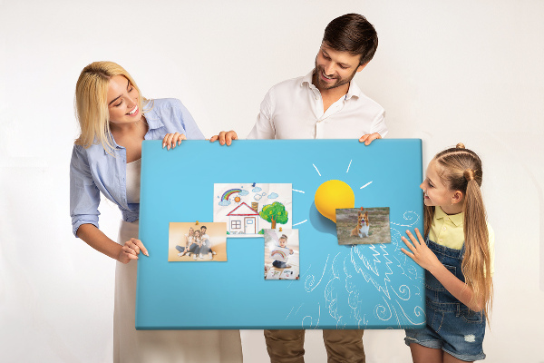 Prikbord met gloeiende lamp met explosie-effect
