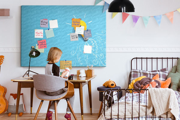 Prikbord met gloeiende lamp met explosie-effect
