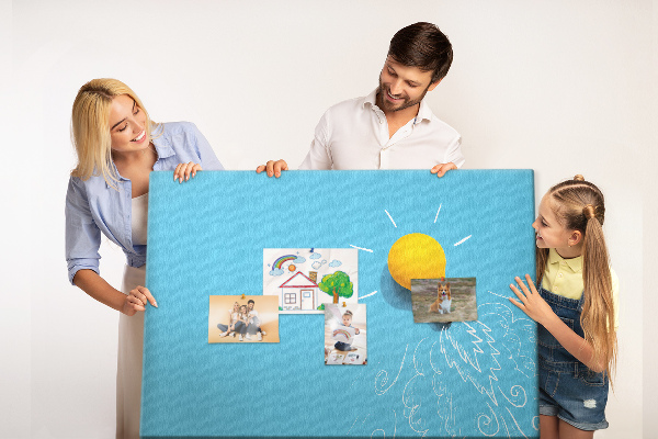 Prikbord met gloeiende lamp met explosie-effect