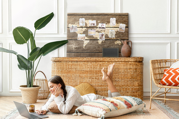 Prikbord wereldkaart op een achtergrond van houten planken