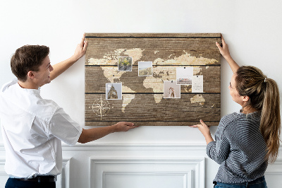 Prikbord wereldkaart op een achtergrond van houten planken