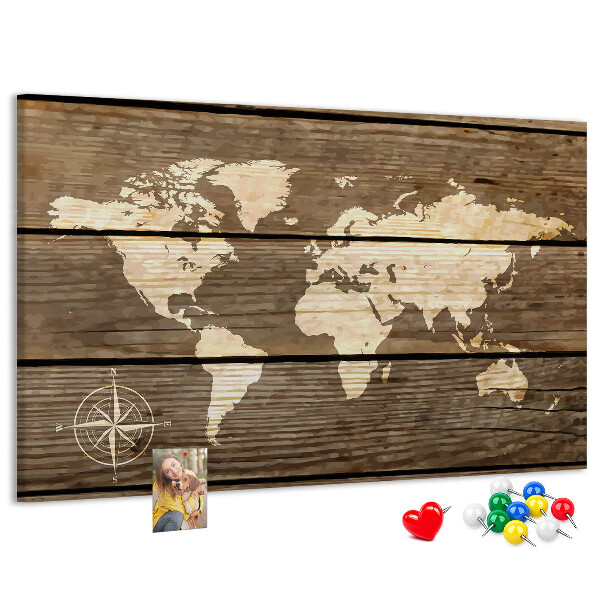 Prikbord wereldkaart op een achtergrond van houten planken