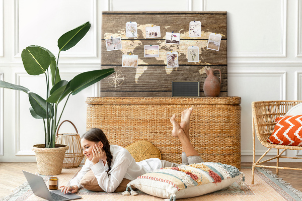 Prikbord wereldkaart op een achtergrond van houten planken
