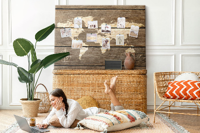 Prikbord wereldkaart op een achtergrond van houten planken