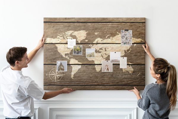 Prikbord wereldkaart op een achtergrond van houten planken