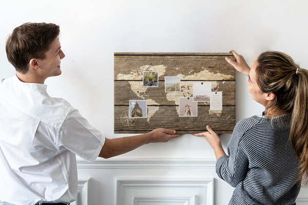 Prikbord wereldkaart op een achtergrond van houten planken