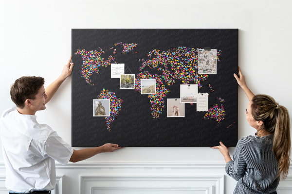 Kurkbord wereldkaart met hartjes