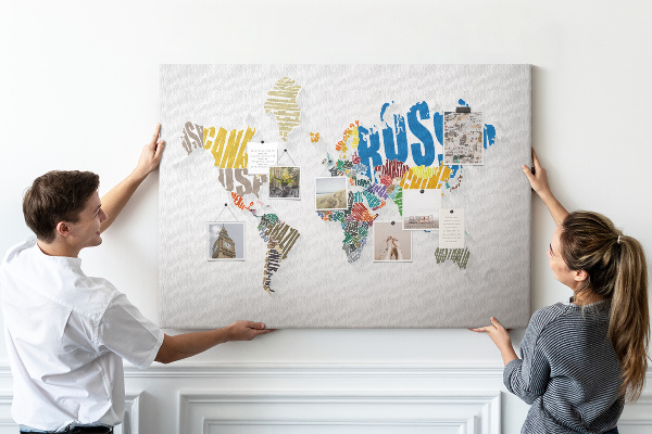 Kurk prikbord wereldkaart met landnamen in kleur
