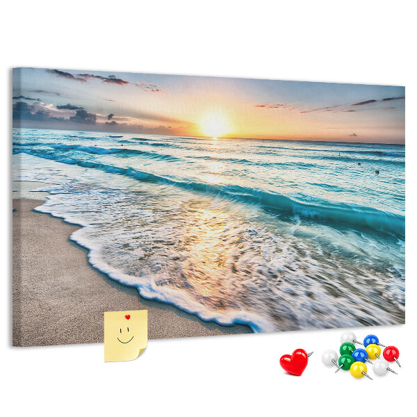 Prikbord met een zonsondergang boven de kalme zee
