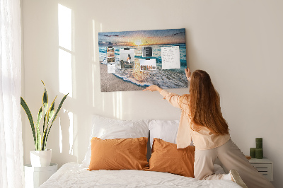 Prikbord met een zonsondergang boven de kalme zee