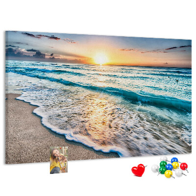 Prikbord met een zonsondergang boven de kalme zee