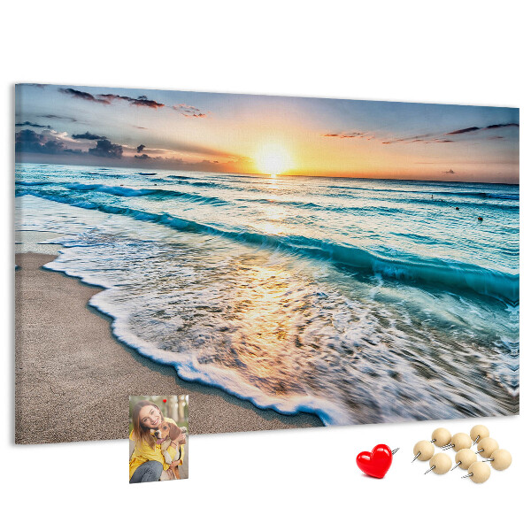 Prikbord met een zonsondergang boven de kalme zee
