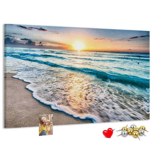 Prikbord met een zonsondergang boven de kalme zee