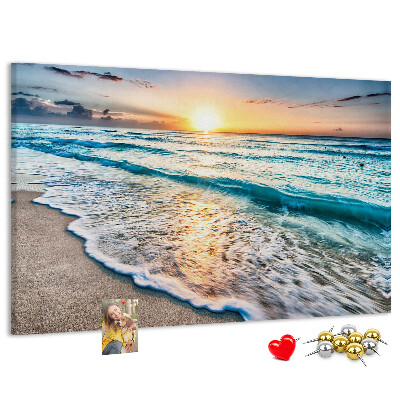 Prikbord met een zonsondergang boven de kalme zee