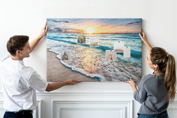 Prikbord met een zonsondergang boven de kalme zee
