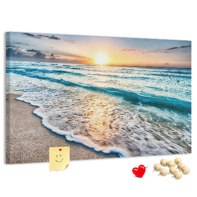 Prikbord met een zonsondergang boven de kalme zee