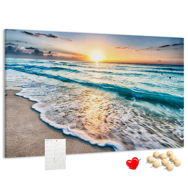 Prikbord met een zonsondergang boven de kalme zee