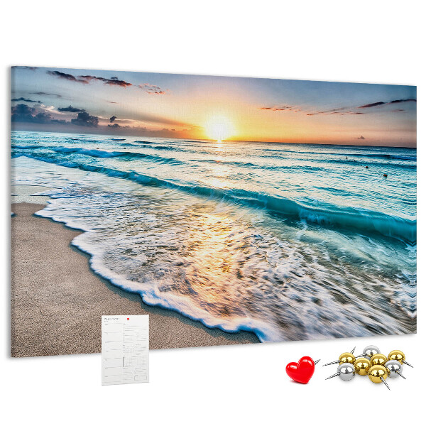 Prikbord met een zonsondergang boven de kalme zee