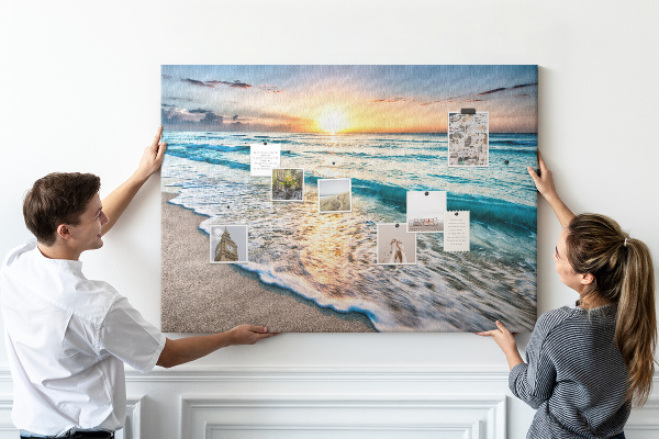 Prikbord met een zonsondergang boven de kalme zee