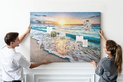 Prikbord met een zonsondergang boven de kalme zee