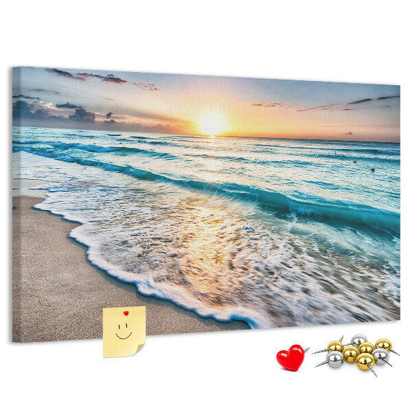 Prikbord met een zonsondergang boven de kalme zee