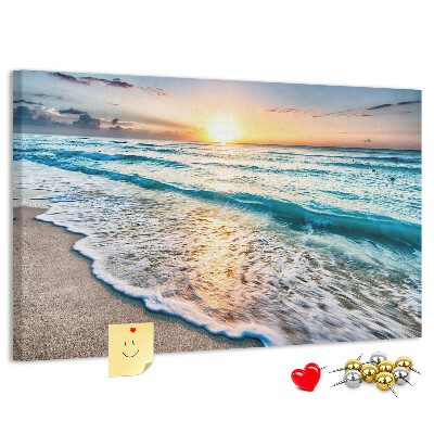 Prikbord met een zonsondergang boven de kalme zee